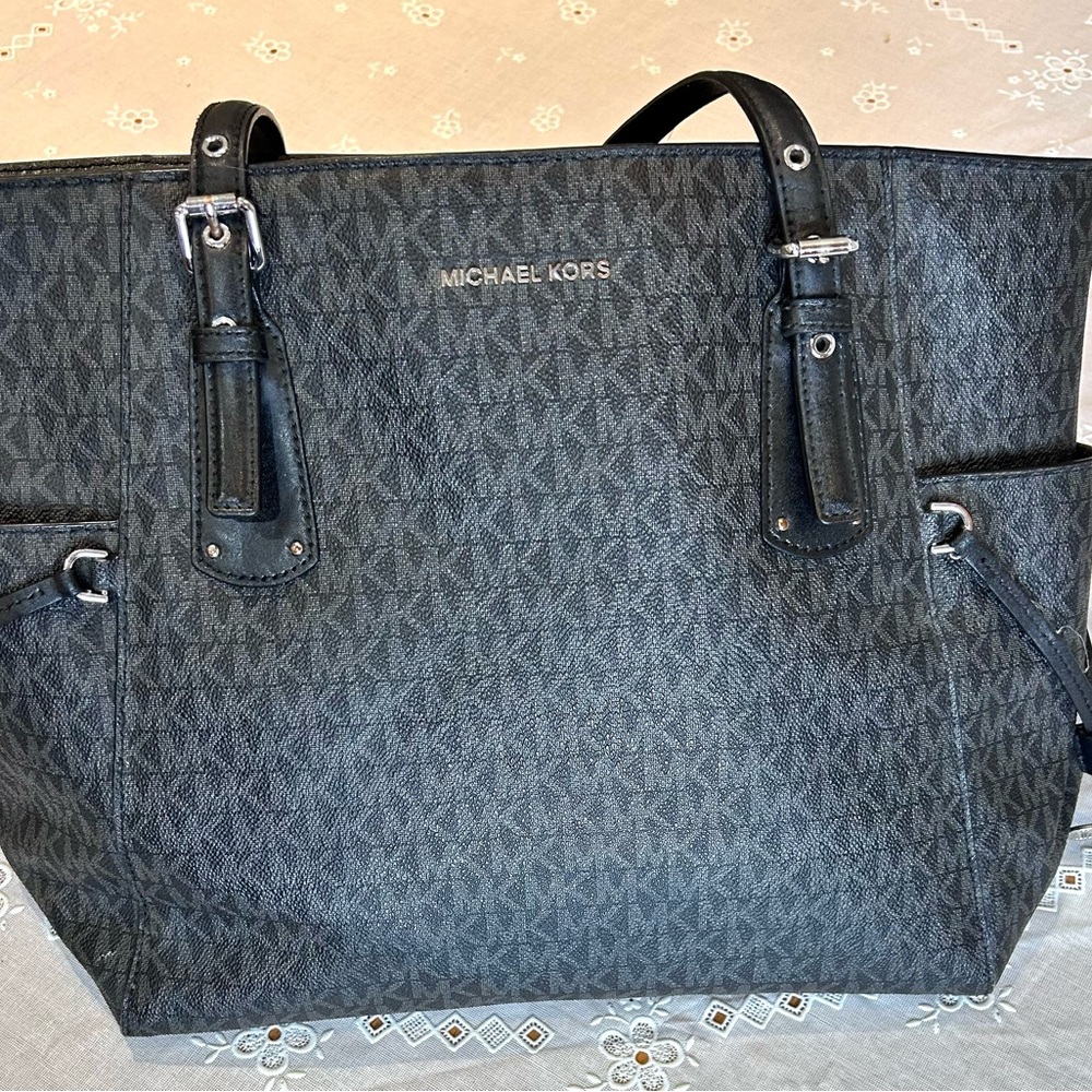 Michael Kors East West Voyager Tote Bag in Black/Gray